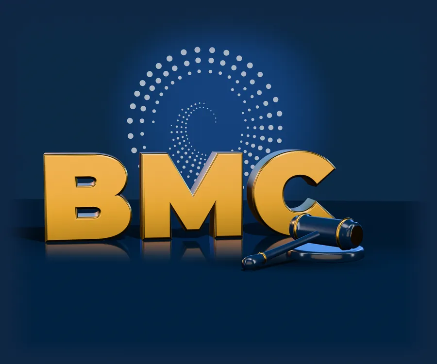 Las letras BMC en oro en 3D, el remolino del isologo de Blue Market Corp detrás y un mazo de juez