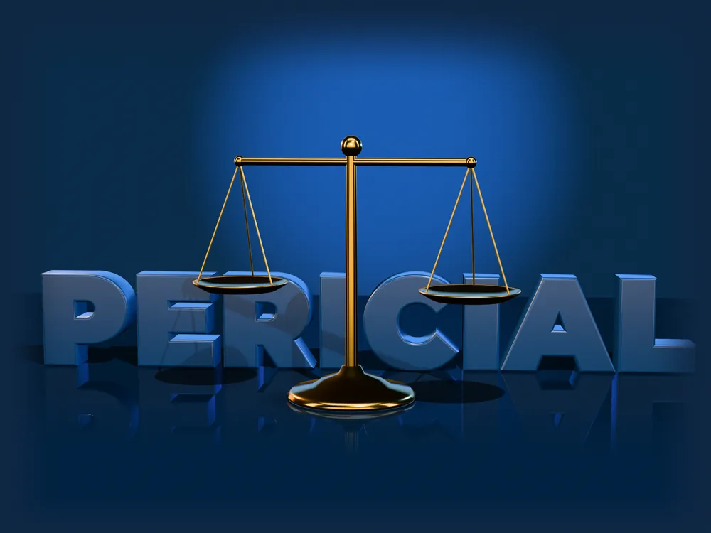 Balanza de la justicia dorada frente a la palabra PERICIAL en 3D
